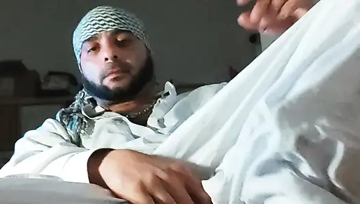 Dirtyjunkbro Afgan kıyafetleri içinde giyinmiş, çoraplı sidik ve sidik içeceği