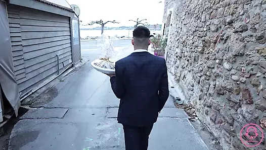 Fransız orta yaşlı seksi kadın soyunuyor, emiyor ve teslimat yarağına biniyor