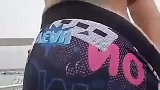 İspanyol kız azgın üzerinde çatı