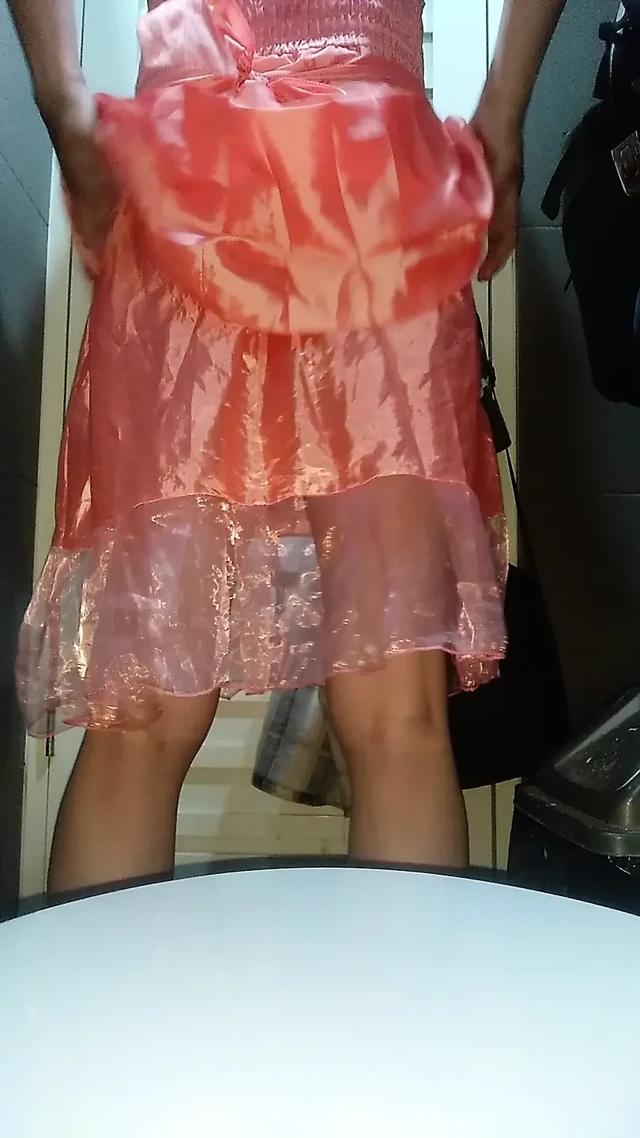 Crossdressing yapan ve cum giyen kız, sevimli saten pembe parti mini elbisesiyle