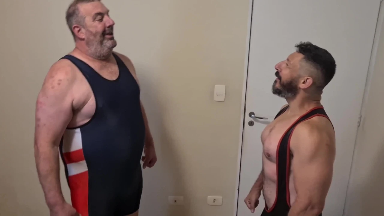 Dos osos luchan en singlet: porno gay de lucha libre