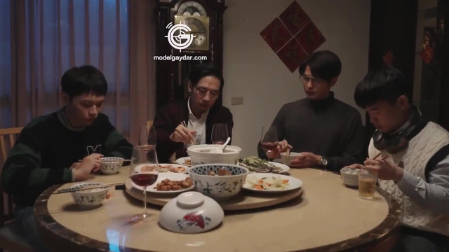 Gd-005 Waking up and Having Sex with the Friends  Lustful Spring on the First Day of the Lunar New Year