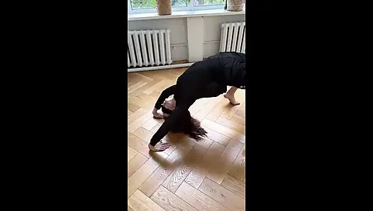 Şeffaf kıyafetlerle mükemmel vücut tanrıçası yoga