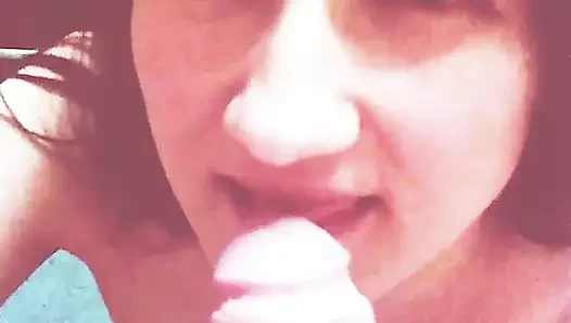 Mutlu kız bir çük yalıyor.