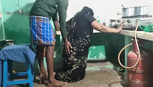 Üvey anne mutfakta yemek pişiriyor ve ben onunla seks yaptım