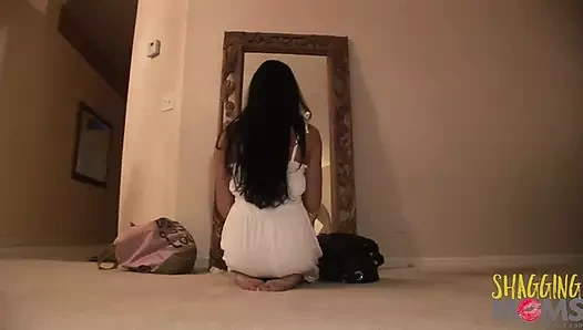 Sapık esmer kız uzun parmaklarıyla mastürbasyon yapıyor