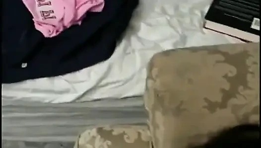 Sarışın öğrenci gen padova azgın adam götünü sikerken oda arkadaşı Ashley Blue'nun amını ovuyor