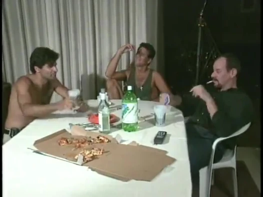 Seksi piliç iki adamla sikişiyor