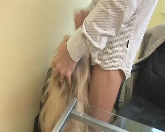 Şaplak atılan sarışın Fransız bebek götünü sert siktiriyor