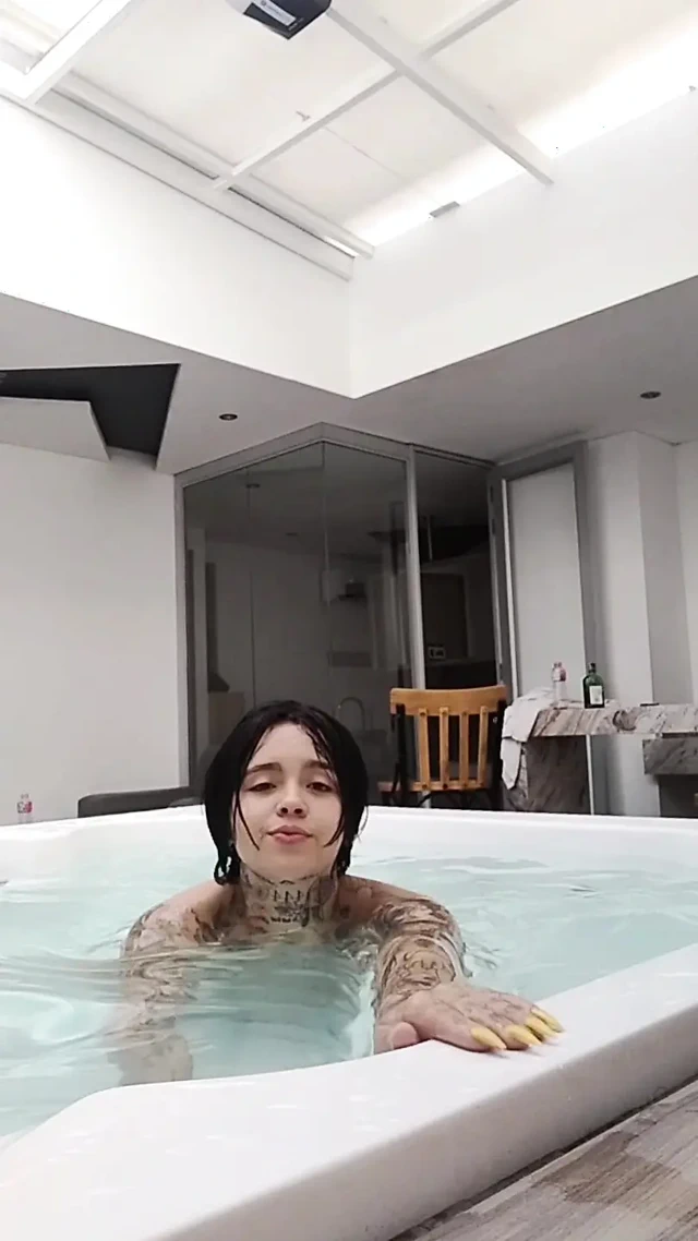 Süper jakuzy dövmeli önde mastürbasyon yapıyor