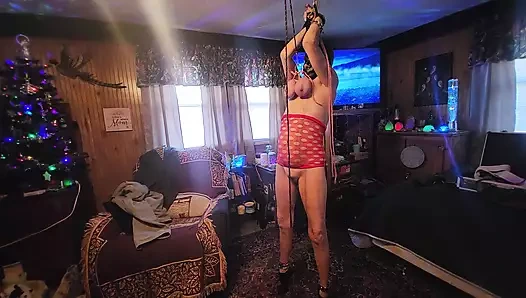 Göğüsleri tarafından asılıp kırbaçlanıyor