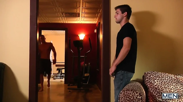 Twink Johnny Rapid Amerikalı Darin'i demir pompalarken yakalıyor ve analdan önce kalın yarağını emiyor