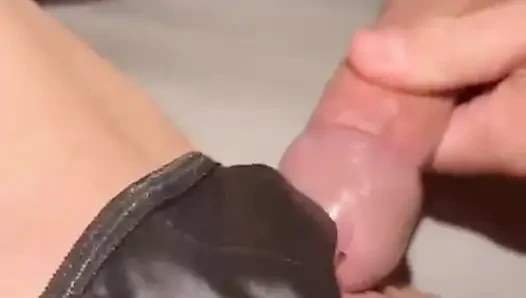 Sert bir sikişten sonra en sevdiğim külota boşalıyor