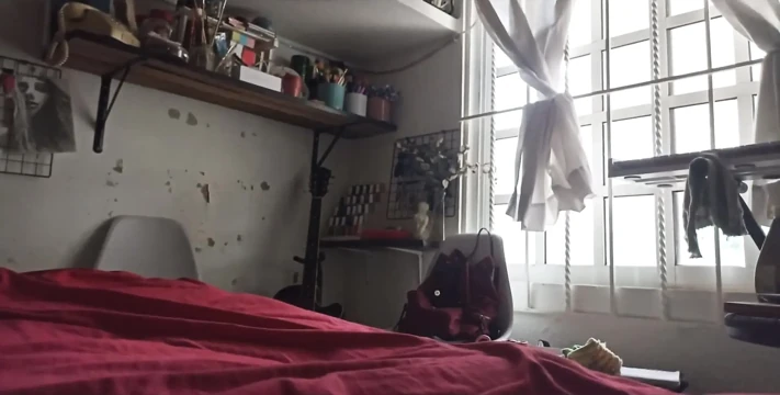 Tombul üvey annemin odasından ayrıldım