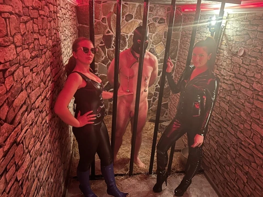 Demir parmaklıklar arasında meme ucu travması ve göğüs kırbaçlama encore