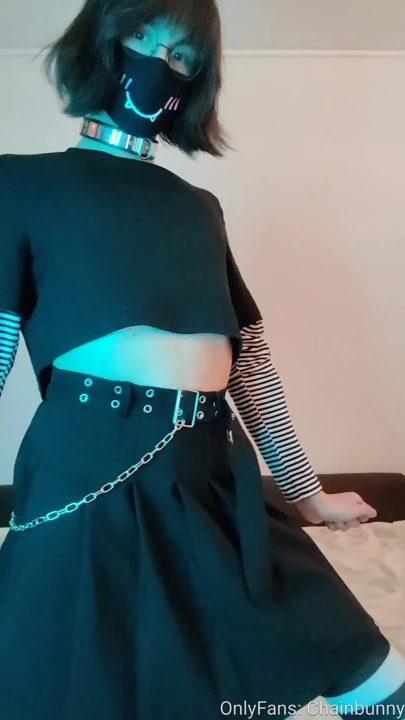 Yakalı femboy tavşanı kremsi bir döl boşaltıyor!
