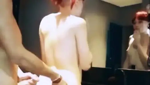 Motelde anal seksle her yere boşalıyor ve sallanıyor (dikey) ft. amber kai