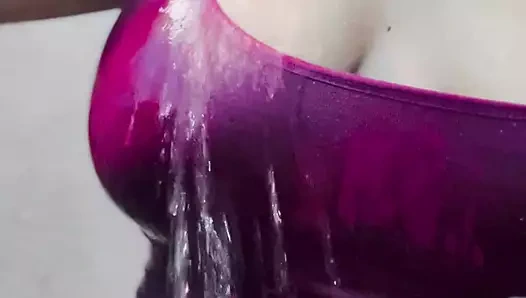 Nisha yenge banyoda büyük göğüsleriyle oynuyor