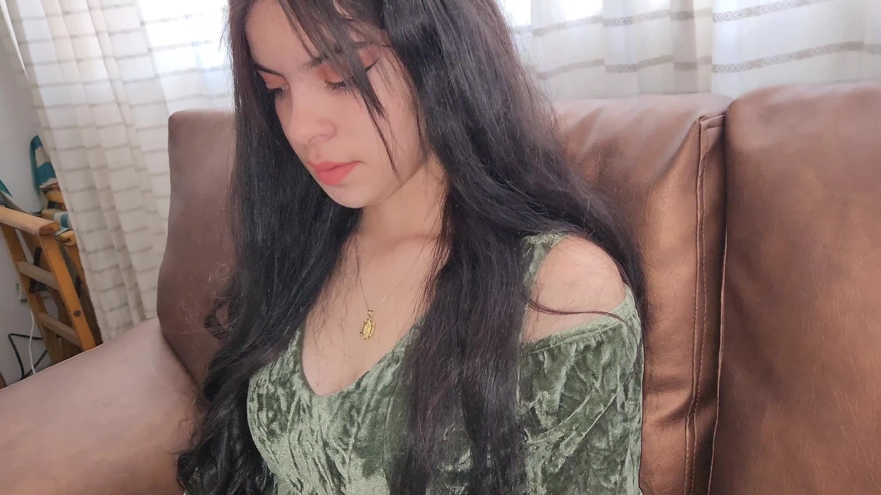 उसका पड़ोसी उसे चोदता है और वह अपने पति के प्रति बेवफा है