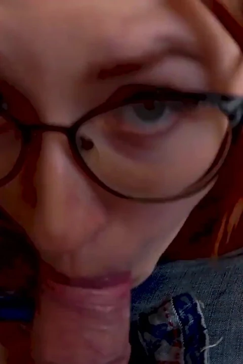 Bir sınıf arkadaşı derste masanın altında yarak emiyor