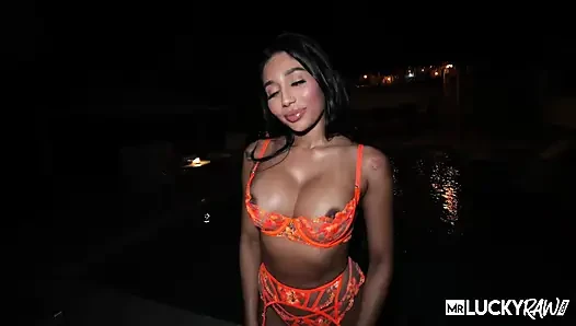 Ally Berry sıkı amına büyük bir yarak alıyor