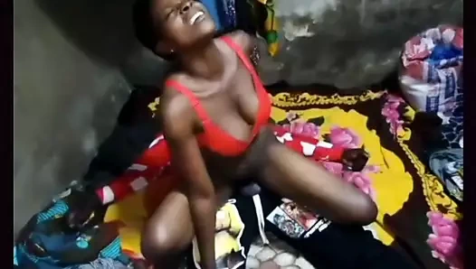 Beni yatağımda bekleyen kayınvalidemi sikiyorum.