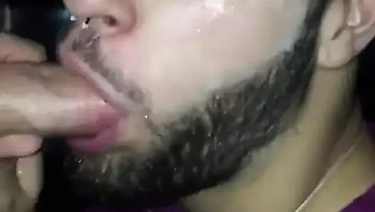 Sıcak saksocu facefucked ve hunk alır