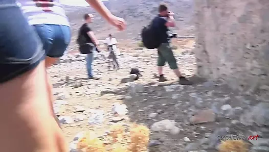 İki azgın Fransız kız açık havada iki adamla seks yapıyor