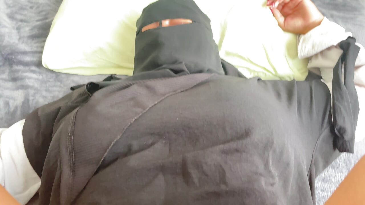 Üvey annemi mastürbasyon yaparken yakaladım ve onu sert siktim... Amcığı sırılsıklamdı.