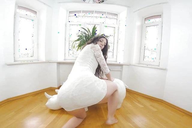 Katty West bugün sanal gerçeklikte bizimle çıplak oynuyor ve amını parmaklıyor