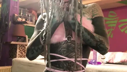 Gözlüklü ateşli solo dövmeli bebek kremsi amcık ve dildoyla oynuyor