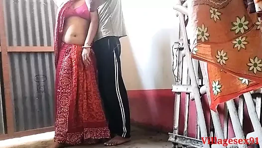 Gerçek Hintli amatör evli kadın köyde kocasıyla sikiliyor