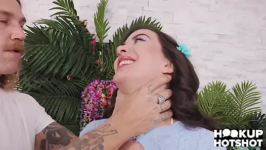 Hevesli sürtük Natalie Brooks Bryan Gozzling'den oral seks istiyor!