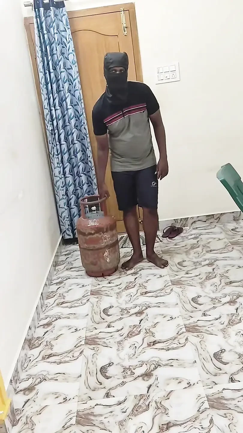 House Wife Fucks the Gas Cylinder Delivery Boy