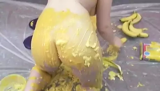 At kuyruklu esmer götünü parçalanmış muzla kapatıyor