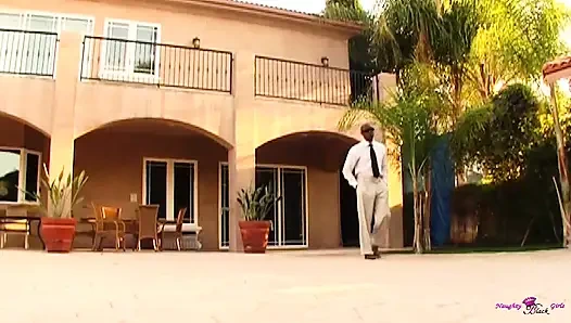 Nefes kesen orta yaşlı seksi kadın Sunny Day uzun bir siyah yarağı emiyor ve taşaklara sikiyor.