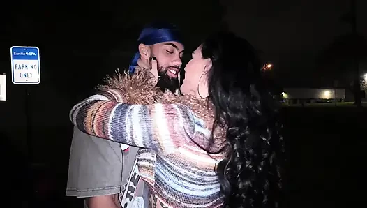 Azgın sürtük Bianca Bailee parkta büyük zenci yarağına biniyor