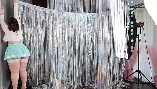 Düzgün vücutlu içerik yaratıcısı Bea York fotoğraf çekimi sonrası göğüsleri dışarıdayken temizleniyor