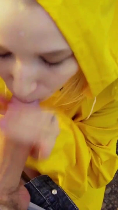 Eski kız arkadaşımla tanıştım, genç sürtük, sokakta oral seks yapmayı teklif etti. - pov | Klip 1