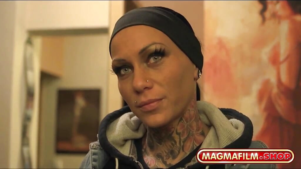 Porno yıldızı ve dövmeli model Kitty Core