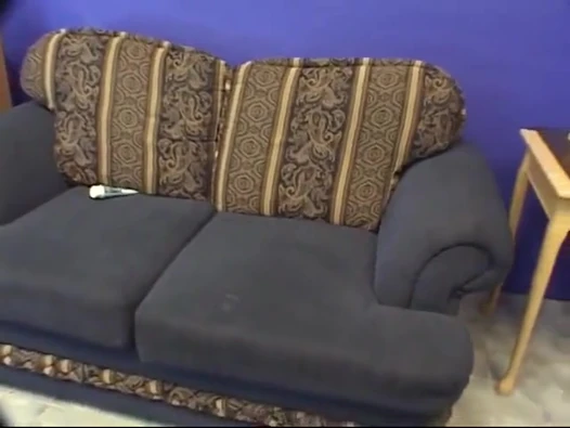 Büyük siyah götlü sürtükler kanepede dildoyla zevkle sikişiyor