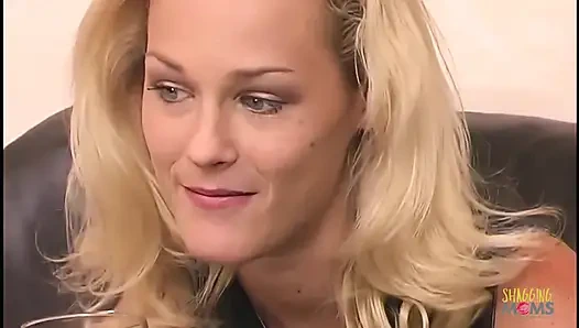 Sarışın saçlı kız amını yalatıyor ve kanepede sikiliyor