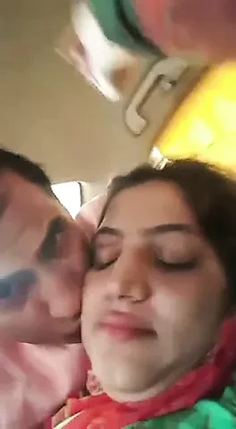 Pakistanlı çift romantizm ve arabada öpüşme