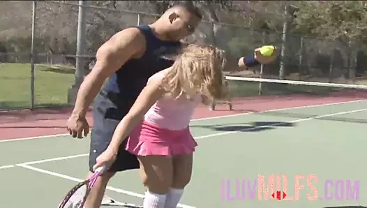 Seksi sarışın kadının amcığı sert seksle parçalanıyor