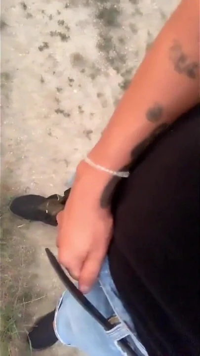 Twink köprüden nehre işiyor