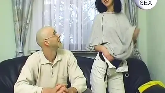 Çoraplı Alman genç kız yalıyor ve sikiliyor