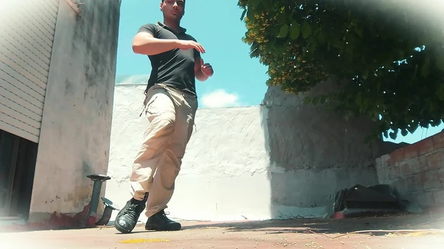 Salsa dancer - göt yakın çekim ve çıplak dans - güneşli günde açık havada mastürbasyon - büyük yarak pelvisini sallıyor,