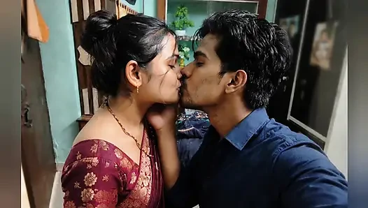 Telugu evli kadın romantik öpüşme videosuyla sikişiyor