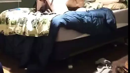 Mec docile se fait peter le cul au gode ceinture