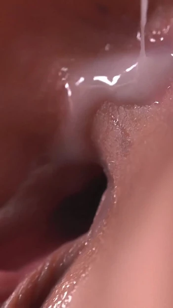 Волнующий момент из "Тугая киска моей жены становится все шире с минутой"